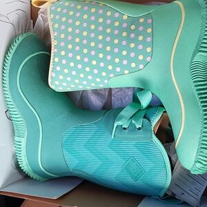 Kids mismatched outdoor multi-season muck boots size 6 & 5 US kids sizes